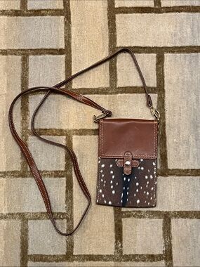 Barrington Gifts Peyton Crossbody - Axis